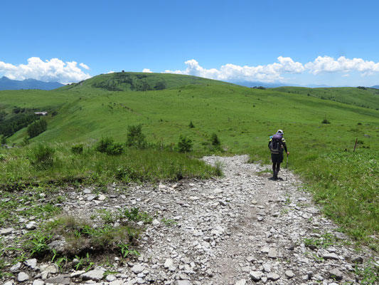 南の耳はものすごい人混みだった　ツアー登山の団体さんも居たので、早々に下山開始