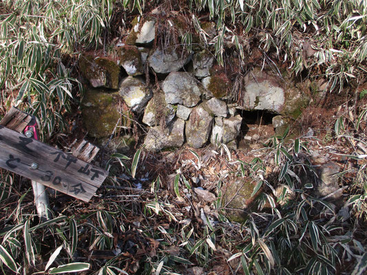 登山道は昔日、山を生活の拠点として生きてきた人々が使って来たであろう跡が色々見えます　これはとても立派な炭焼き窯の跡