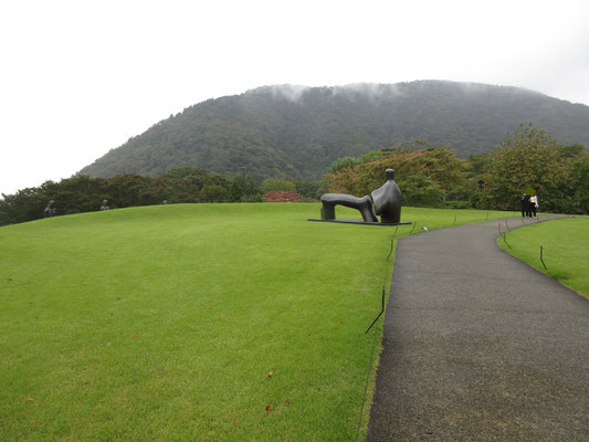 小雨模様だったので、人が少なく見える屋外
