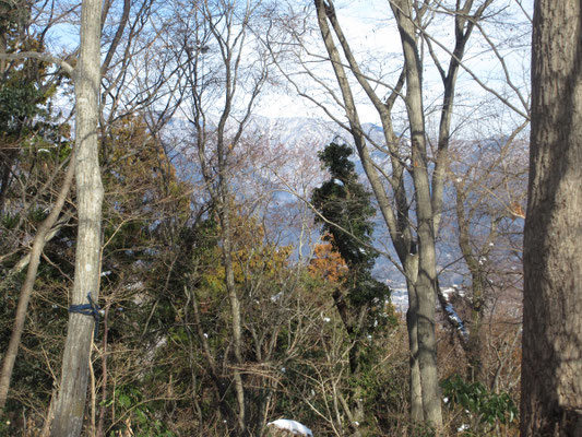 登ってきて見えるのは、雪化粧した丹沢 塔ノ岳に続く表尾根の稜線