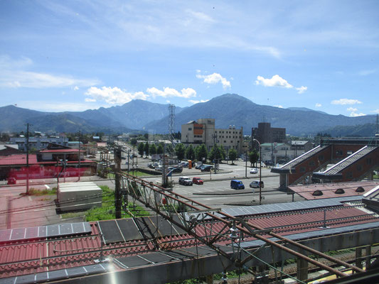 浦佐駅構内からの眺め　八海山と越後駒ヶ岳がきれいに見えます