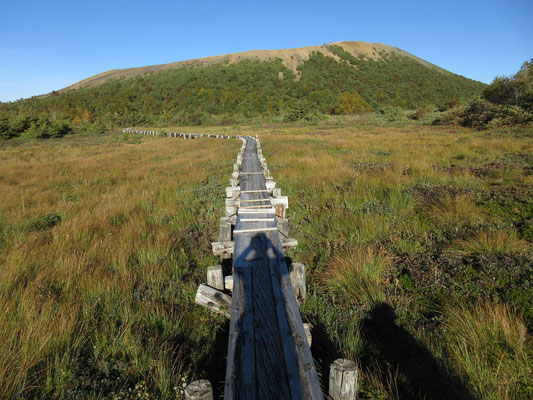 下山後、さっき登った吾妻小富士を浄土平の木道から眺める