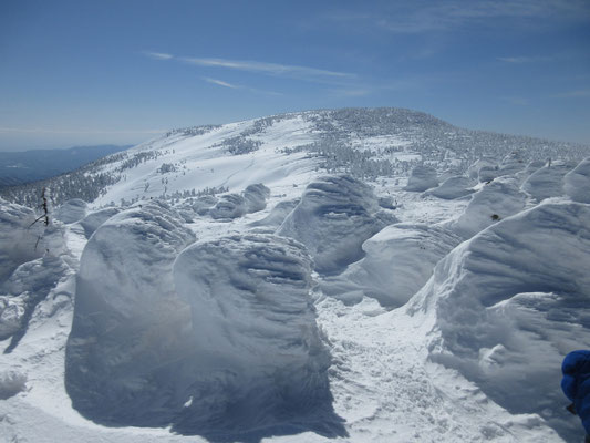 そして向こうに見えるのが西吾妻山　夏と違い訳なく行ける