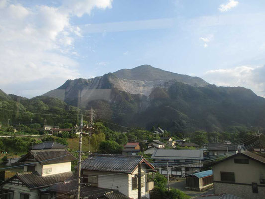 車窓から見えた秩父の名峰　武甲山