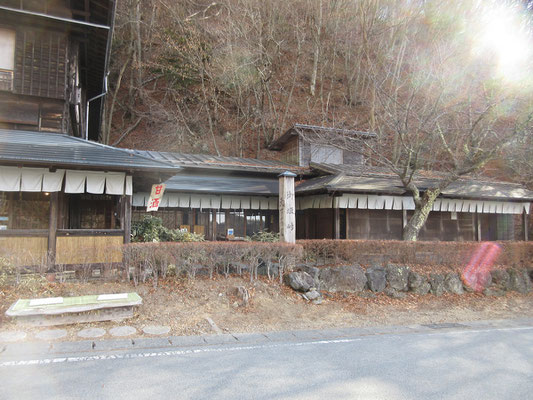 三ツ峠登山口を通り過ぎて到着したのが「天下茶屋」前の「御坂峠」