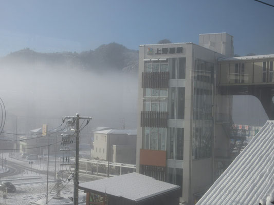 幻想的にけむる上野原駅