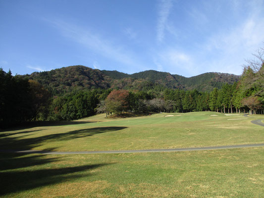 登山口の厚木市道が通るゴルフ場から西山三山を見る