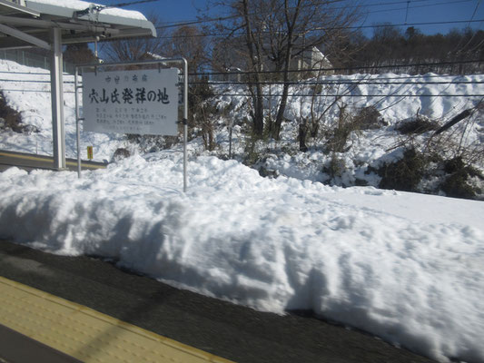 大雪だったことをうかがわせる穴山駅のホーム