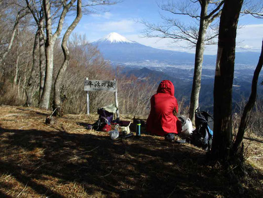 ここに登った人は皆さん、こんな感じで休憩することになります