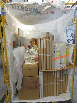 大きな作品の脇に、通常の大きさのものを積み重なるように即席でダンボールにて棚をこしらえていく　とても手際よくきれいに作ってくれ、さすがプロ！