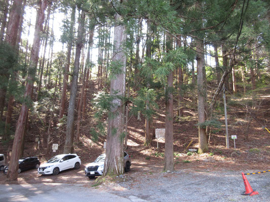 羽衣という表参道入口に到着　角瀬という手前の町からの山道が河川工事？法面工事なのか、各所に警備員が配置されダンプが行き交う道となっていた