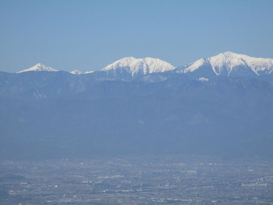 少し先に進んだ「甲州高尾山」の山頂標識がある、また少し先のピークが本日最高の眺望点　聖岳、赤石岳、そして悪沢岳が見事