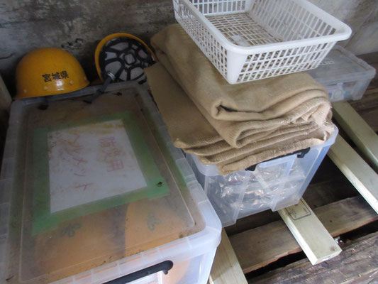 毛布や救急用品もきちんと揃っている　ここは単なる避難小屋ではなく、火山噴火の際の避難場所ともなる