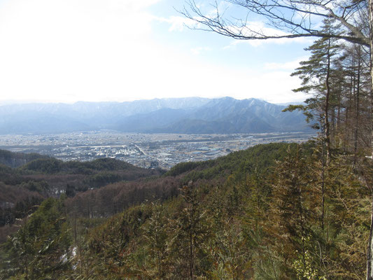 下山途中からの眺め　すっかり高い山は再び雲のなかとなる