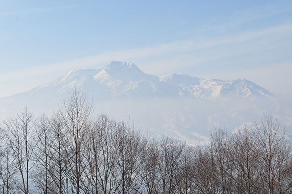 下山する頃には山も淡く霞む