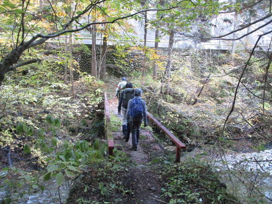 最後は小さい橋で南秋川を渡る