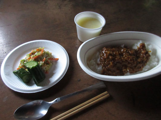 新しい小屋番さんの夕食は、奥さんの手作りキーマカレー　下界で作って荷揚げしている　おかわり仕放題で大変おいしかったです＼(^o^)／