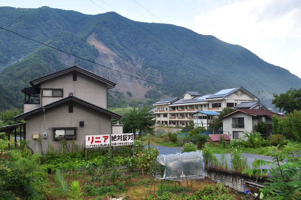 静かな大鹿村がここのところ、リニア工事で大変なことになっています　早朝4時、まだ暗いうちから大型工作機の隊列が狭い村内の道路を轟音と共に通っていく、日中は数秒おきに大型ダンプが行き交う、そんな事になっています←滞在中、実際に目撃