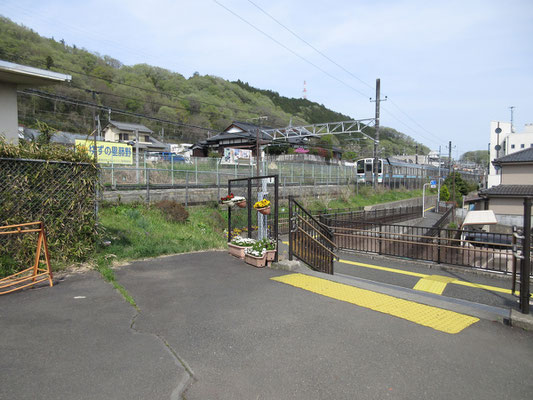 そして、なんと一日に一本だけの普通長野行きがやってきた！　このダイヤがなくなる前に、青春18きっぷで長野まで行ってみたい（高尾14：09発、長野着18：53　列車番号441M）