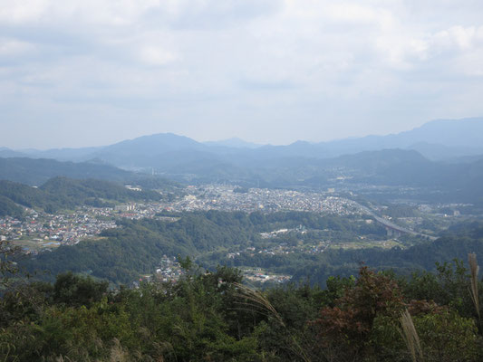 こちらは南東方面の展望　中央道が鶴川を渡って伸びている　中央に大きく見える青霞む山は石老山　その隣に遠く三角に霞んで見えるのが丹沢の大山