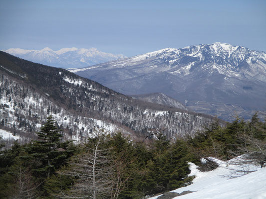 四阿山を大きく写すと、その奥には妙高山など新潟県境の山々が見える