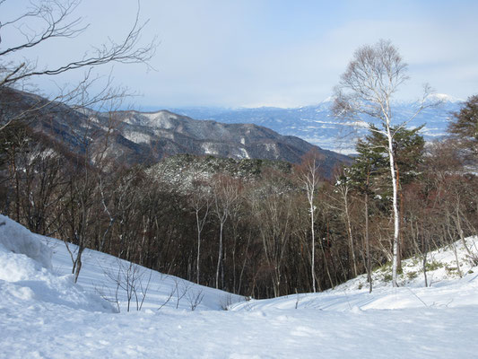 青空ではないが、高曇りの天候　潤満滝展望地の駐車場から見納めの雪景色