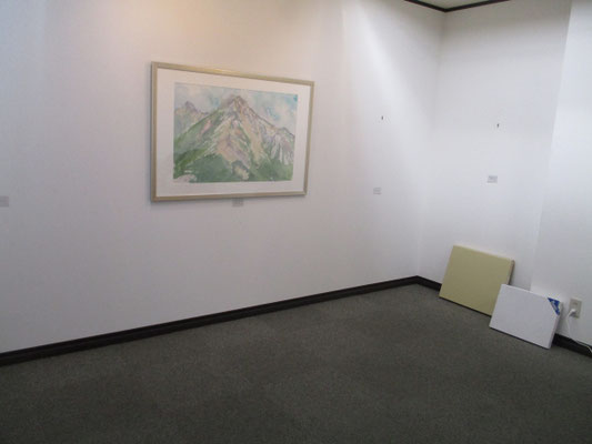 片付け15　箱に入った作品を運び出す