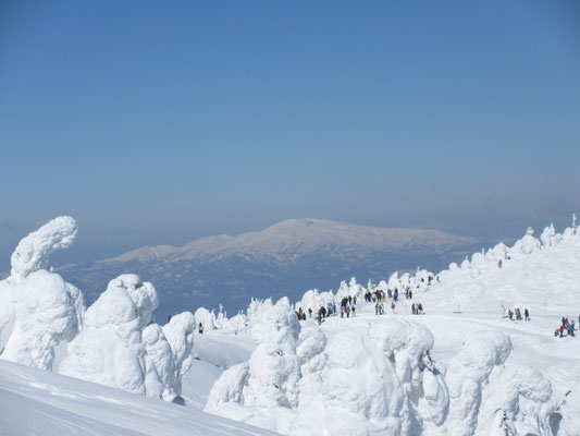 樹氷と月山 たくさんの見物客が見える