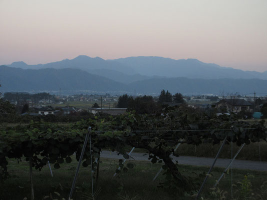 その日の帰り　澄み切って晴れ渡った空と美ヶ原の方　スケッチをする