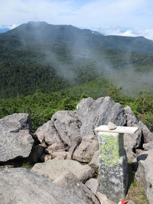 岩場に登って三角点から北八ヶ岳の展望　足場の悪い山頂付近から少し下りたところに陣取り、このパノラマをスケッチ