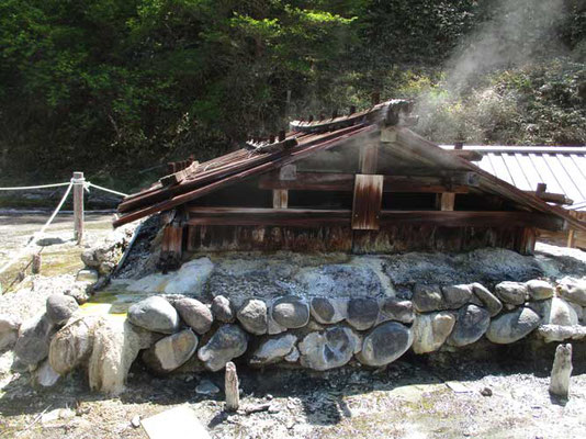 歴史を感じさせる風情の小屋ですが、現役　湯気を吹き出していて「接近注意」　硫化水素も出ているので「顔を入れないこと」「覗き込まない」の注意書きが！