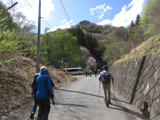 向こうにはお迎えのバスが待っていてくれる