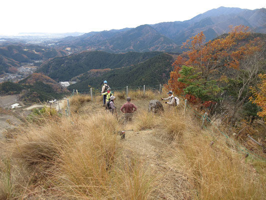 発句石広場　この日は遠くまできれいに見通せた　背景の山は大山