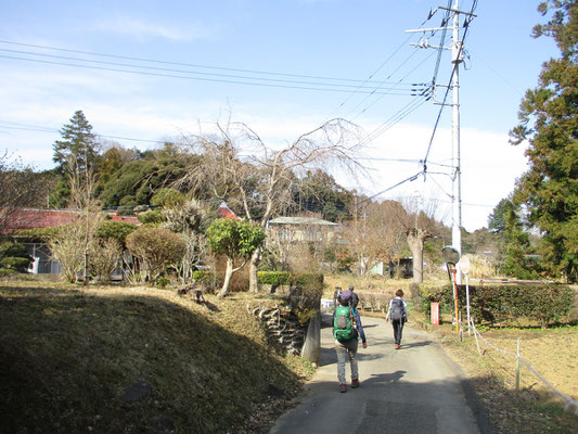 のどかな山麓を行き、打ち上げ場所の沓掛館山に向かう