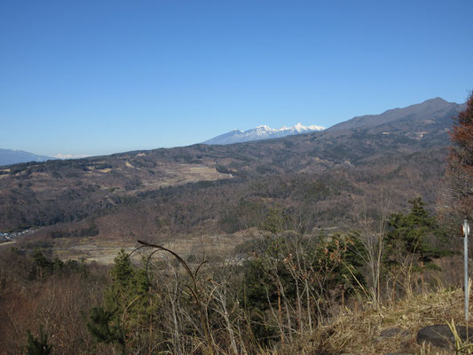 茅ヶ岳の裾野越しには白い八ヶ岳