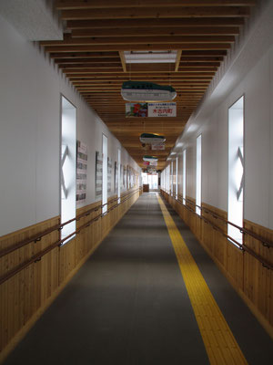 到着した終点の木古内駅、こちらはJR北海道の物凄い立派な駅舎　道産の杉を多用していて落ち着いた雰囲気ですが、人がいません(;_;)