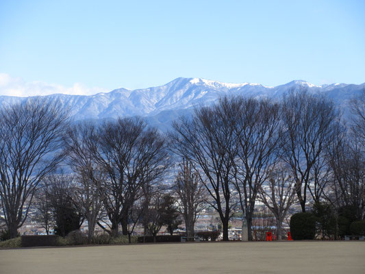 ズームにしてみると大菩薩嶺の草原部分の雪もはっきり見える