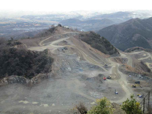 その発句石から見下ろす砕石現場　どんどんと山の形が削られなくなっています　この日は平日だったので眼下のおもちゃのように小さく見える巨大掘削機やダンプからの凄まじい騒音が途切れることなく響いていました