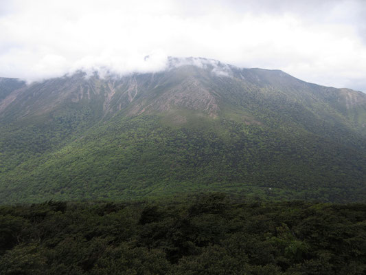 ギリギリ、早池峰山が見えた　山頂からお神楽奉納だろうか、太鼓の音も響いていた