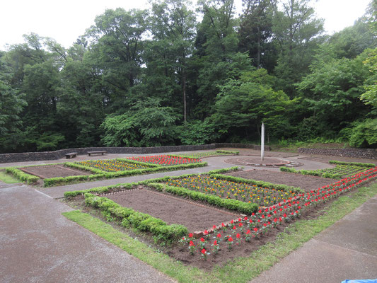 こんどは賢治が設計した庭園を下って行き、「イーハトーブ館」に向かう　