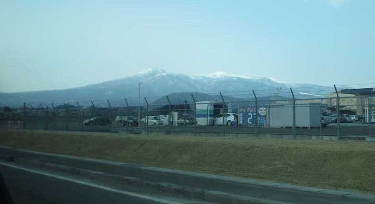 下界から見た安達太良山　でも町中でもこの日はすごい強風でした