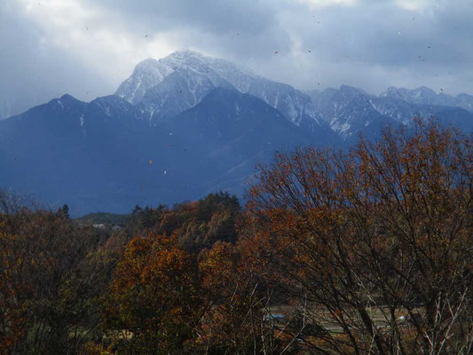 強風のなか束の間姿を現した甲斐駒ケ岳　画面にゴミの様に写っているのは風に舞い散る木の葉