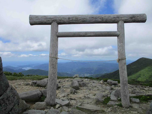 山頂の祠から