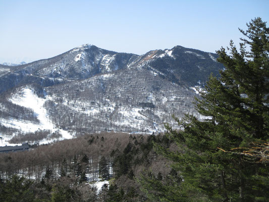 途中、見通しのきく場所から水ノ塔山、籠ノ登山の稜線