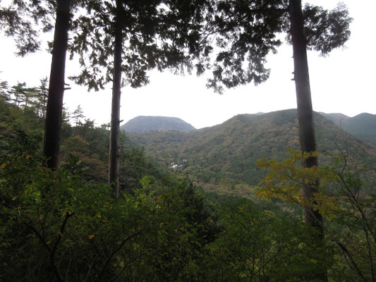 途中、見晴らしのある場所 扁平な山は二子山か