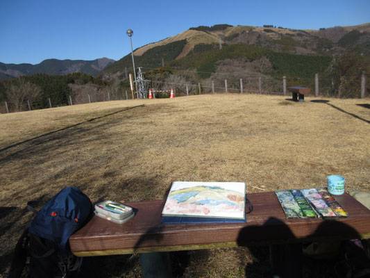 上のさくら山まで登りさっそくスケッチ開始