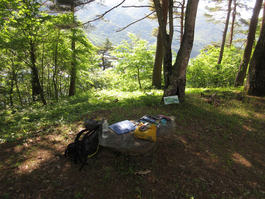 湖畔にある「信濃木崎夏期大学」という施設のある丘に登り、スケッチ