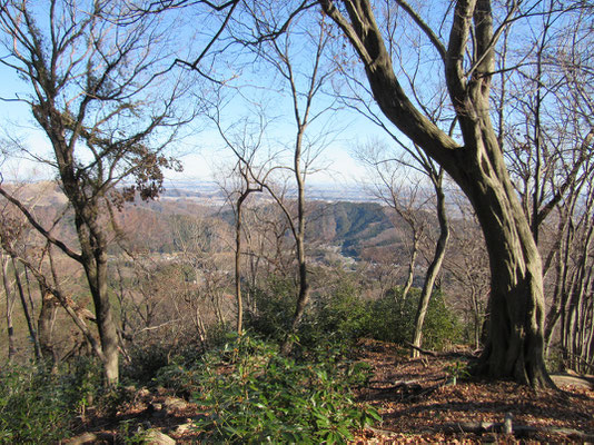 下界は飯山温泉の方　遠方には首都圏の景色が広がっています