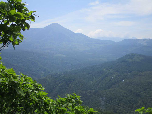 展望のよい岩場からは蓼科山が見えた