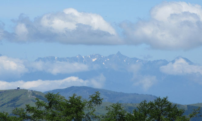 スケッチの為に陣取った麦草峠近くの日向木場（ひなたこば）からの眺め　最初は北アルプスもよく見えていた